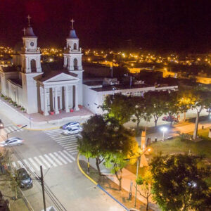 Vista aérea nocturna de la Iglesia San José y Plaza Mitre, Arrecifes